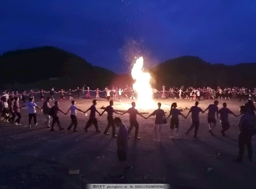 大型篝火晚会舞蹈篝火晚图片